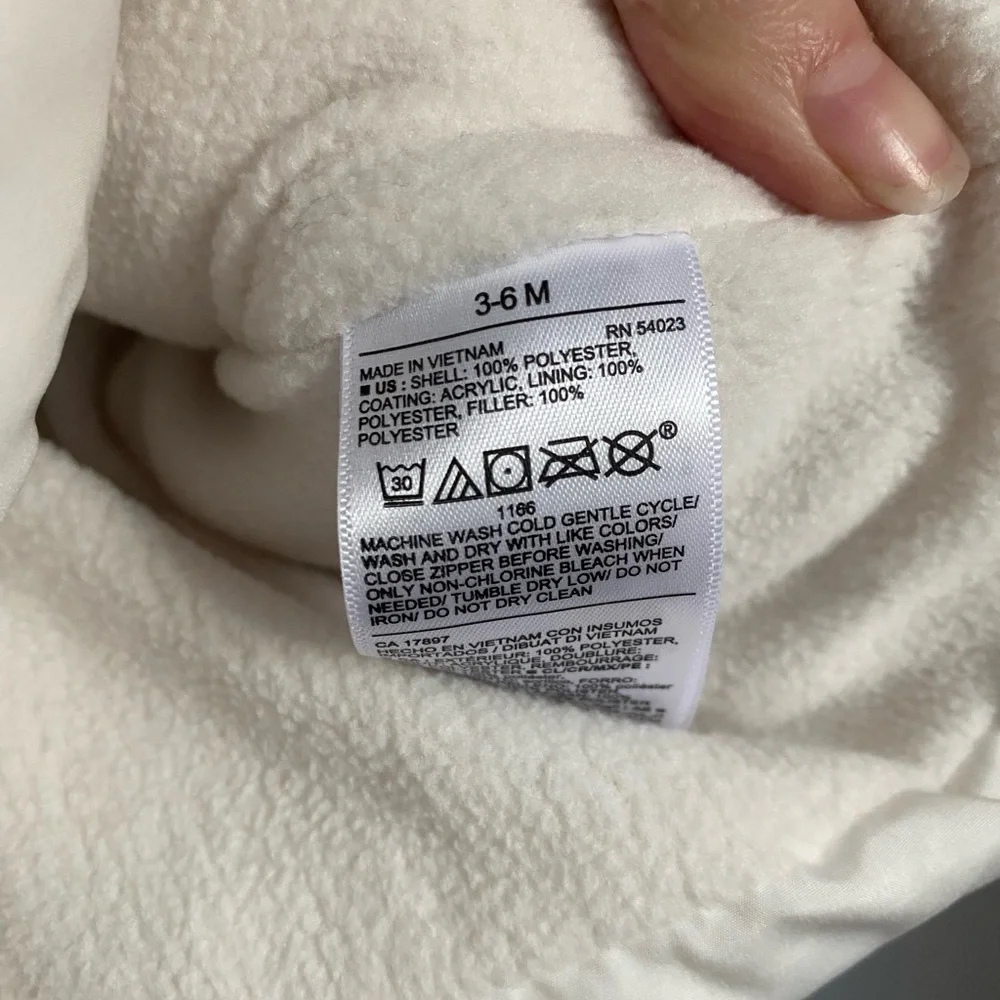 Old Navy Water Resistant White Puffer‎ Vest 3-6 Months Cozy Warm Winter Layering